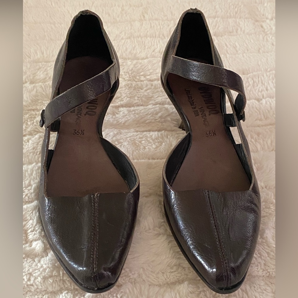 Cydwoq Vintage. “Sidewalk”, small heel leather poi